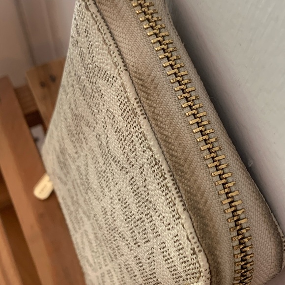 Classic Michael Kors Wallet - Picture 6 of 8